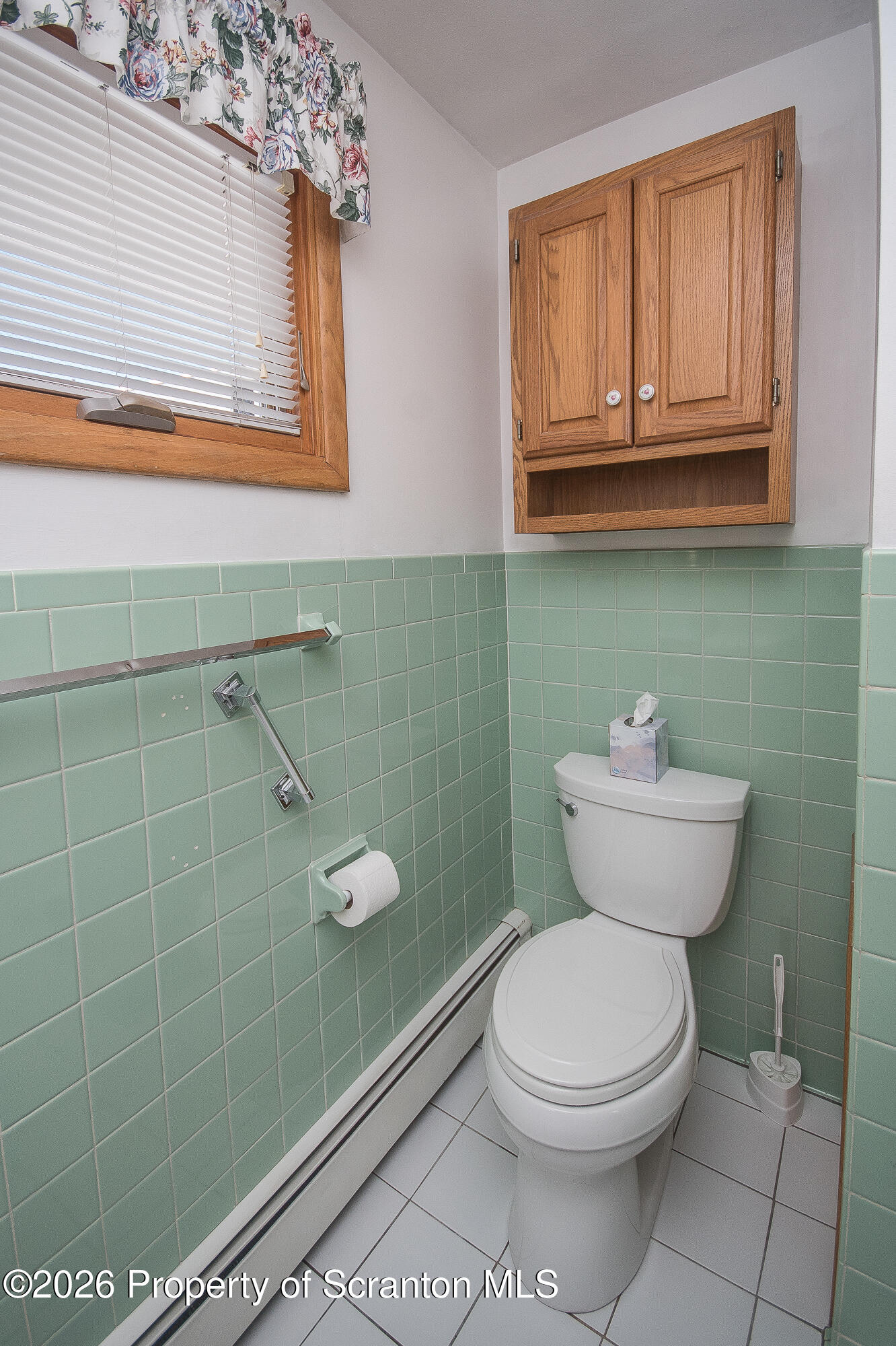 606 Warner Street Scranton, PA 18505 - Photo 37 of 43 Full Bathroom