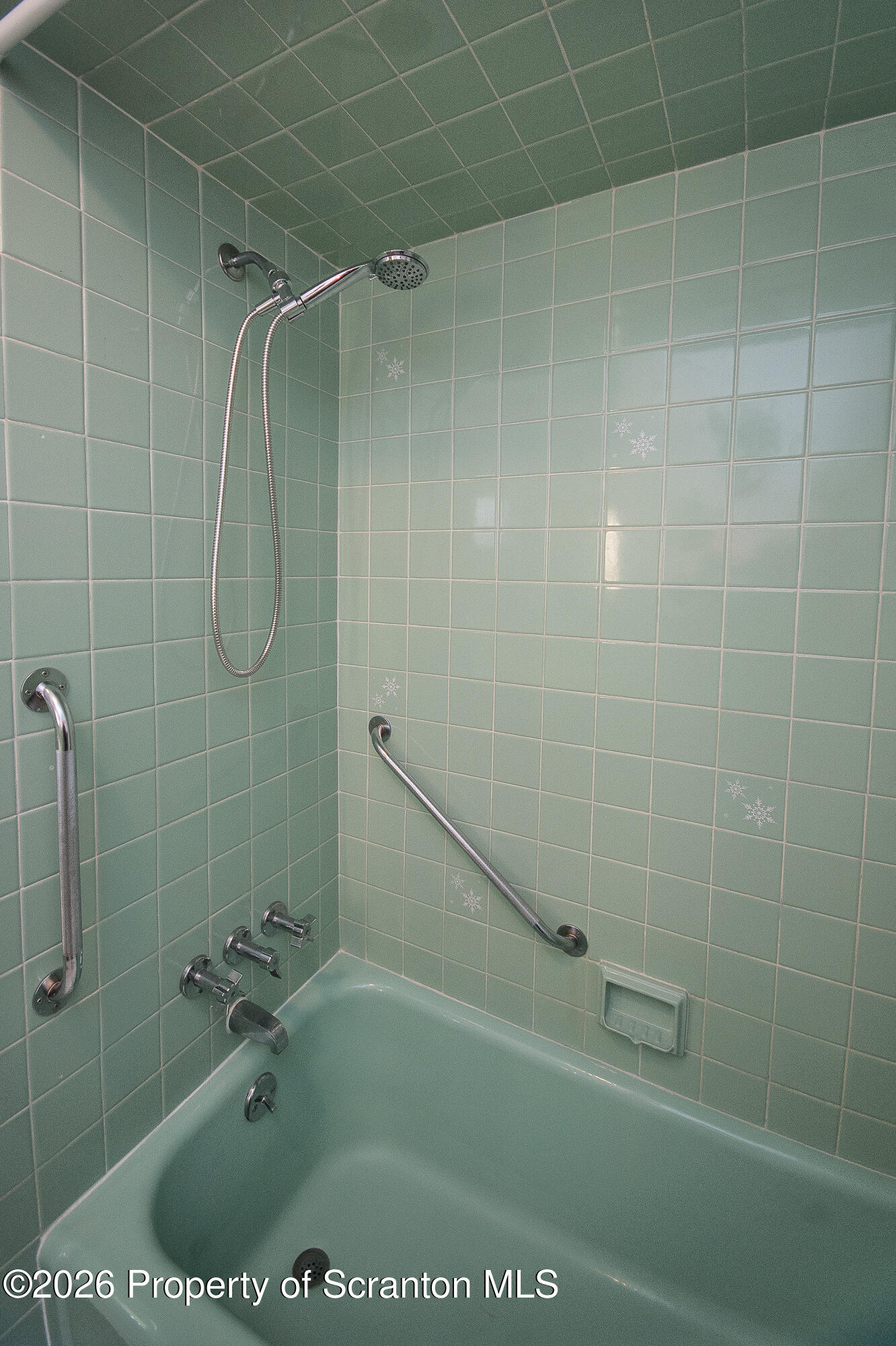 606 Warner Street Scranton, PA 18505 - Photo 38 of 43 Full Bathroom