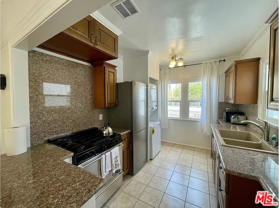 837 5th Street, Unit 839B Santa Monica, CA 90403 - Photo 22 of 23 a kitchen with a sink stove and refrigerator