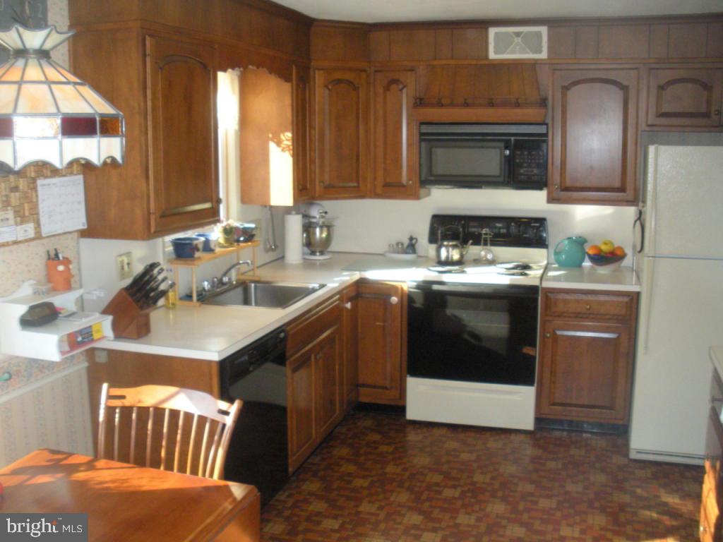 1122 Jamaica Road Lancaster, PA 17602 - Photo 7 of 33 Gallery Image 7