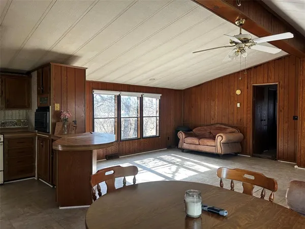 $375,000 | 194 Lakeview Court, Sunset, TX 76270