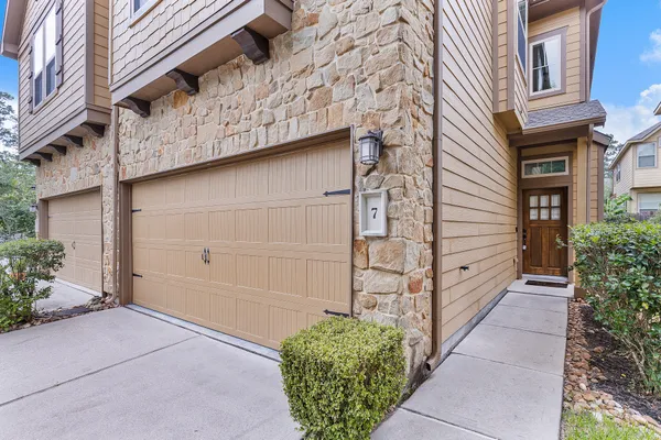 a view of a pathway along a building