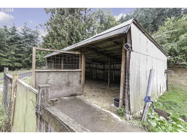 a view of house with backyard and trees