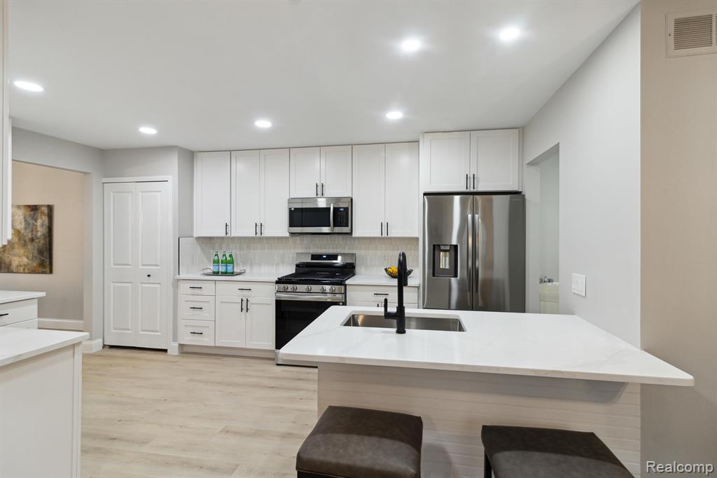 23083 Farmington Road Farmington, MI 48336 - Photo 11 of 30 Gallery Image 11