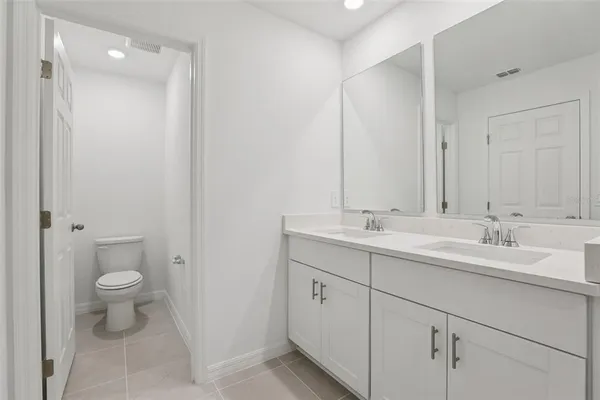 a view of front of a house with a yard