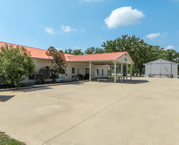 a view of a backyard
