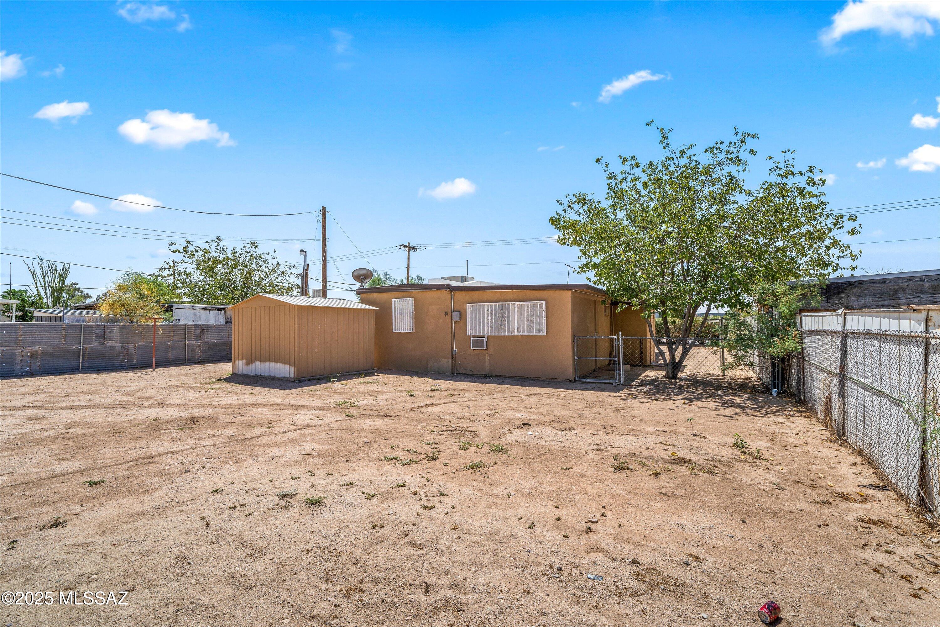 1227 East Ginter Road Tucson, AZ 85706 - Photo 10 of 18 a row yard with a large tree