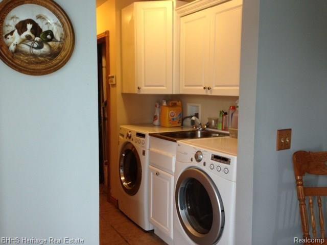 7546 West Sherwood Road Fowlerville, MI 48836 - Photo 8 of 32 1st floor laundry - these appliances stay
