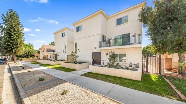 $3,795 | 17158 Chatsworth Street, Unit 4, Granada Hills, CA 91344