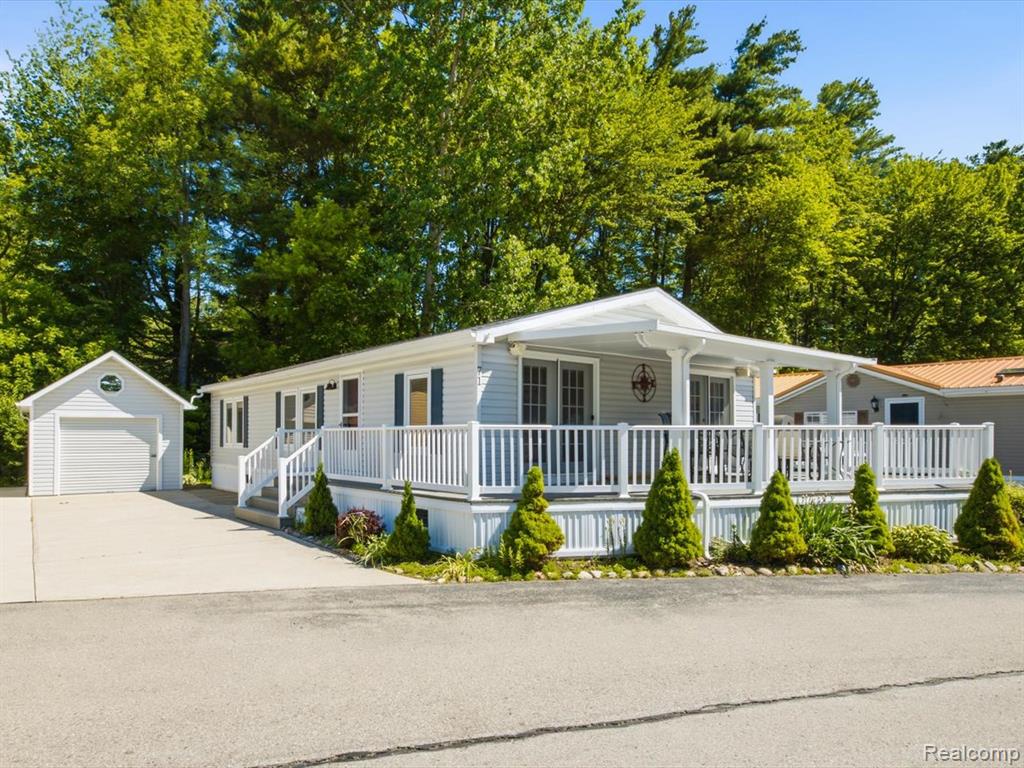 2545 Lakeshore Road Applegate, MI 48401 - Photo 1 of 41