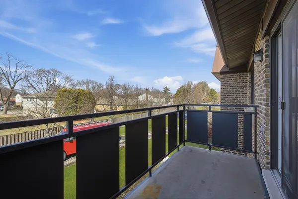 $212,000 | 2620 North Windsor Drive, Unit 204, Arlington Heights, IL 60004