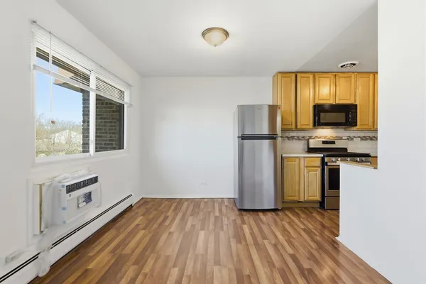 $212,000 | 2620 North Windsor Drive, Unit 204, Arlington Heights, IL 60004