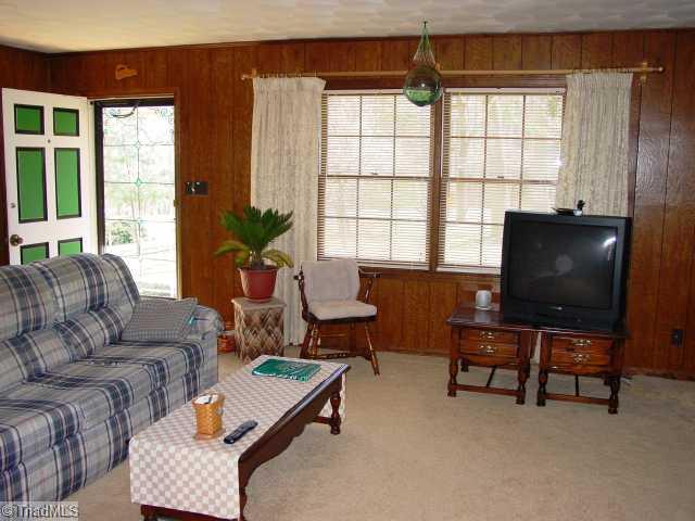 237 Williams Road Mocksville, NC 27028 - Photo 4 of 16 Living Room. Bright Living Room with nice veiw.