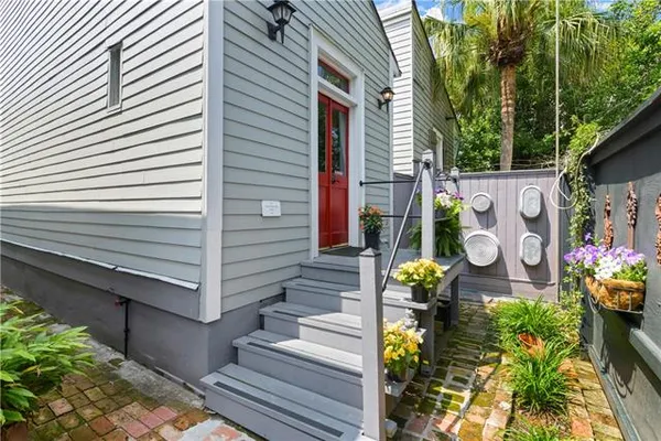 $1,300 | 2020 Dauphine Street, New Orleans, LA 70116