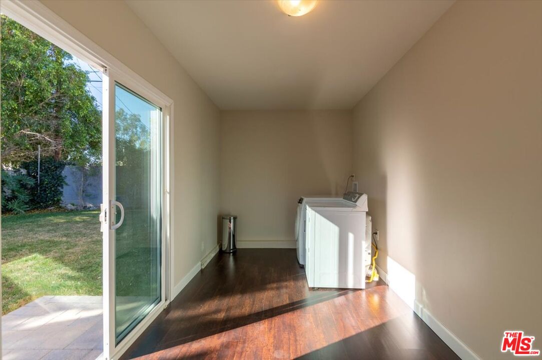 5705 Lemona Avenue Sherman Oaks, CA 91411 - Photo 23 of 30 a view of a hallway with a big room
