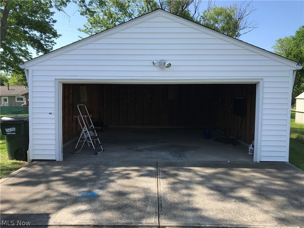 25120 Sandhurst Road Bedford Heights, OH 44146 - Photo 2 of 25 Garage