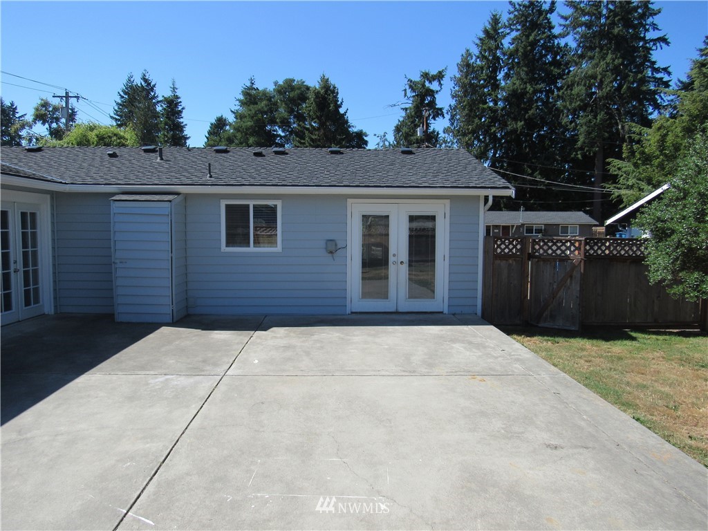 15925 53rd Place West Edmonds, WA 98026 - Photo 18 of 23 a backyard of a house with lots of green space