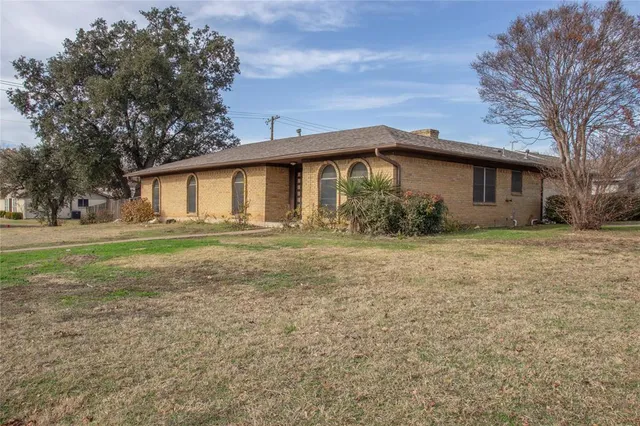 $2,400 | 3701 West Rochelle Road, Irving, TX 75062