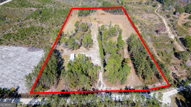 a view of a bathtub in the backyard of a house