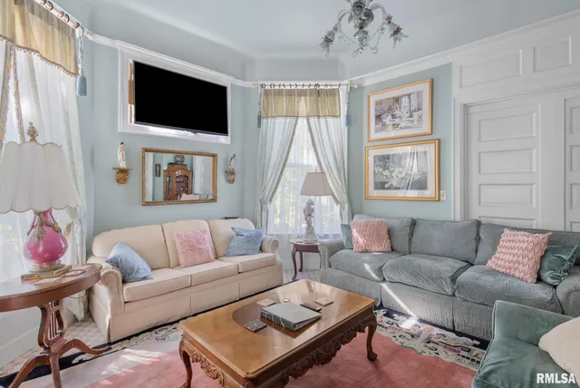 $349,900 | 817 West 7th Street, Davenport, IA 52802