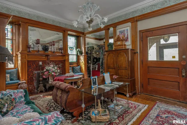 $349,900 | 817 West 7th Street, Davenport, IA 52802