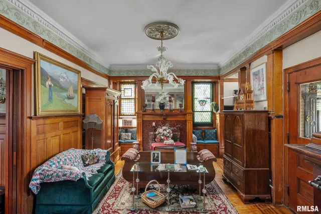 $349,900 | 817 West 7th Street, Davenport, IA 52802