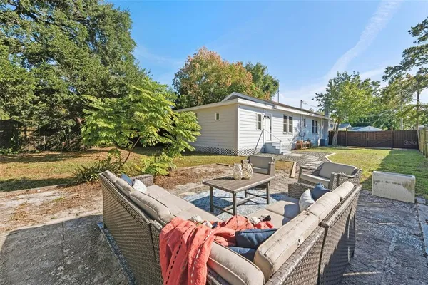 a view of a backyard