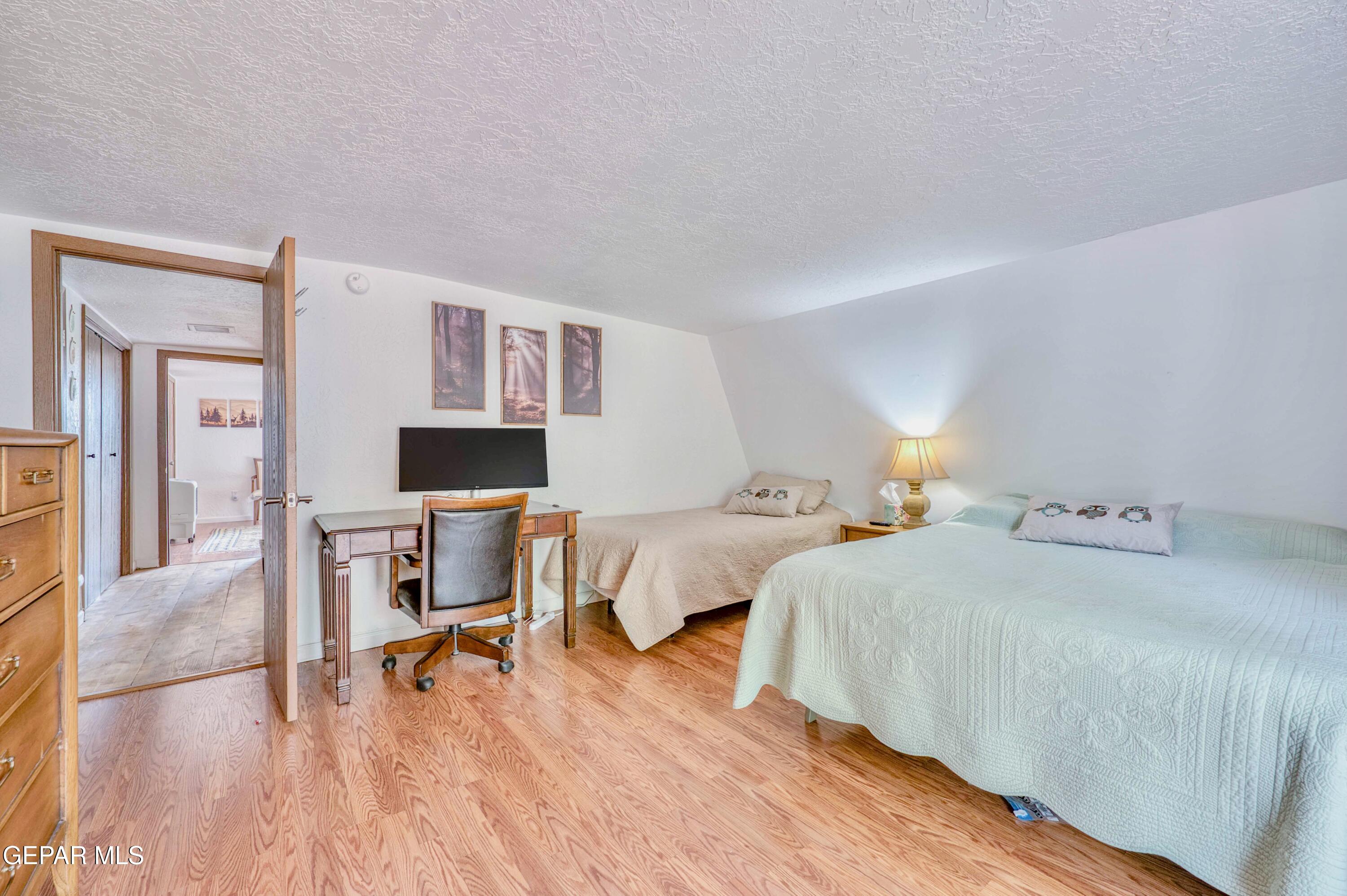 104 Meadow Wood Ruidoso, NM 88345 - Photo 45 of 55 a bedroom with two beds and a desk