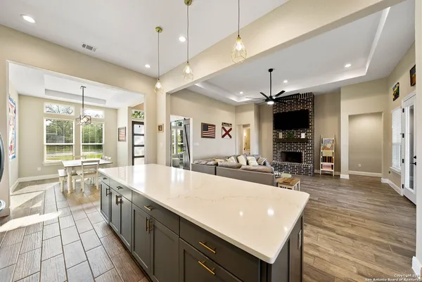 a large kitchen with kitchen island a large island in it