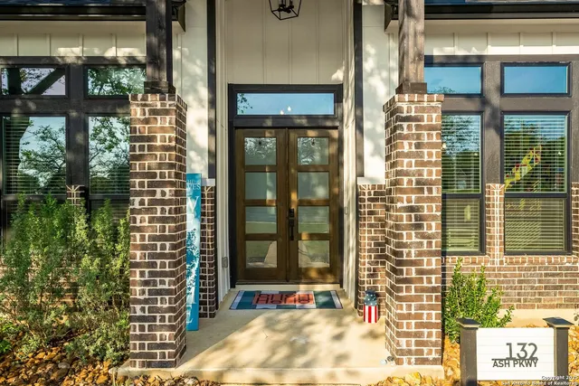 a view of entryway with a outdoor space