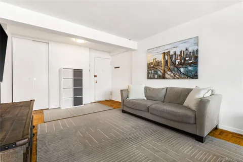 $259,000 | 45 East Hartsdale Avenue, Unit 6L, Hartsdale, NY 10530