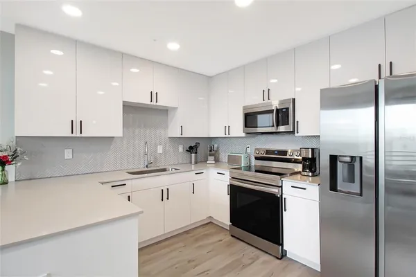 $4,200 | 1703 North Tamiami Trail, Unit 503, Sarasota, FL 34236