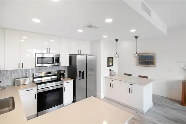 $4,200 | 1703 North Tamiami Trail, Unit 503, Sarasota, FL 34236