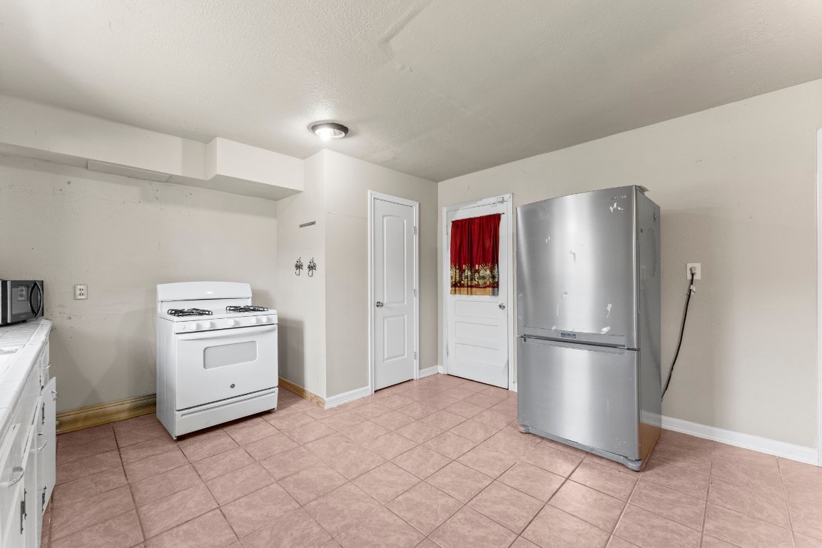 814 Isetta Lane Houston, TX 77060 - Photo 11 of 30 a kitchen with a stove top oven and refrigerator