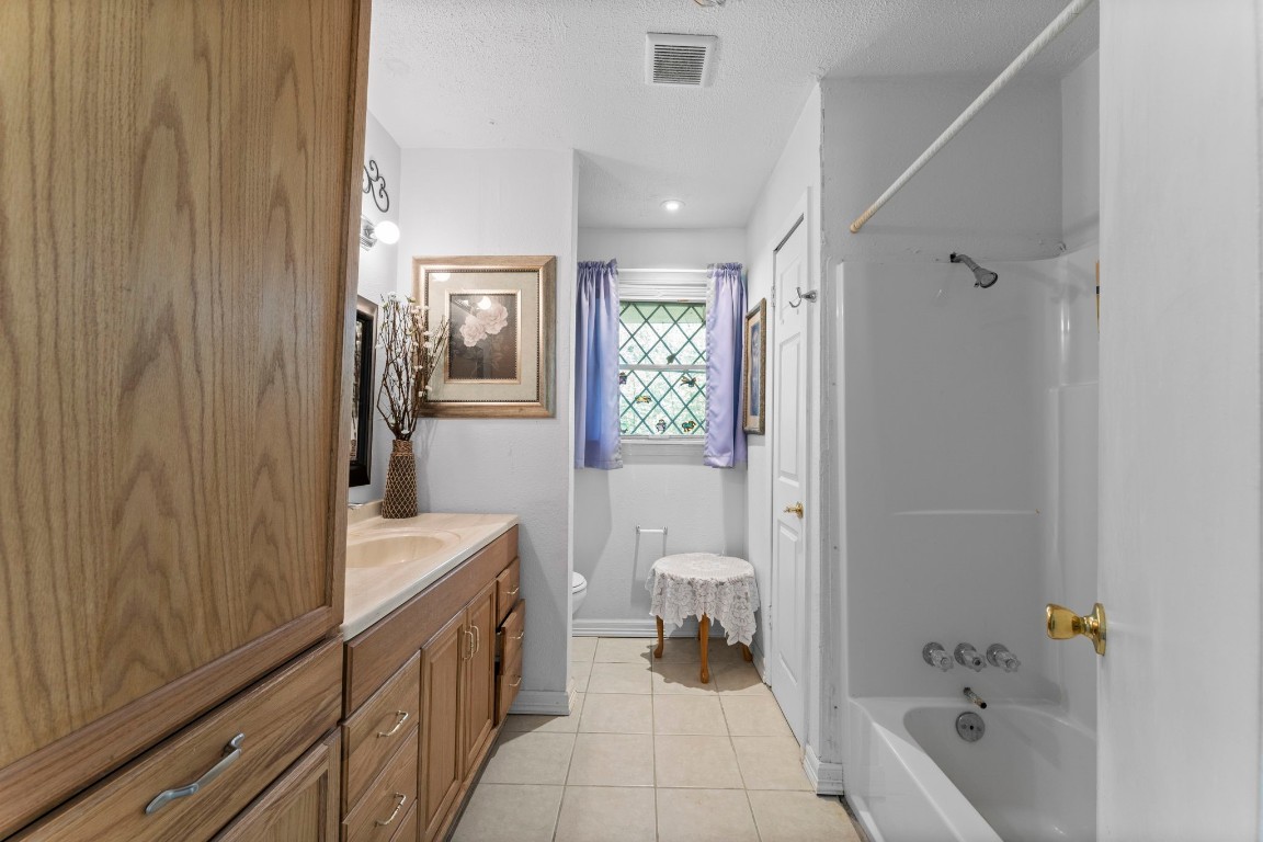 814 Isetta Lane Houston, TX 77060 - Photo 14 of 30 a bathroom with a sink a toilet and shower