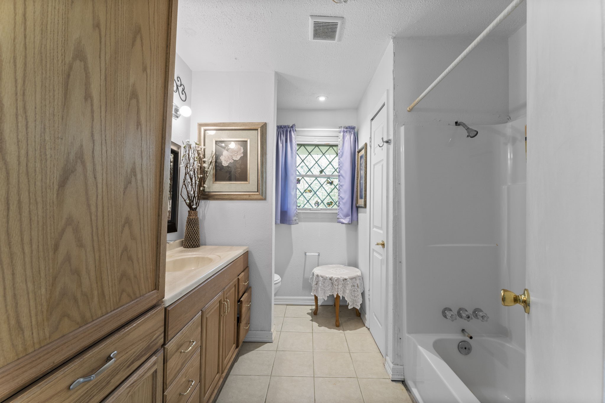 814 Isetta Lane Houston, TX 77060 - Photo 14 of 30 a bathroom with a sink a toilet and shower