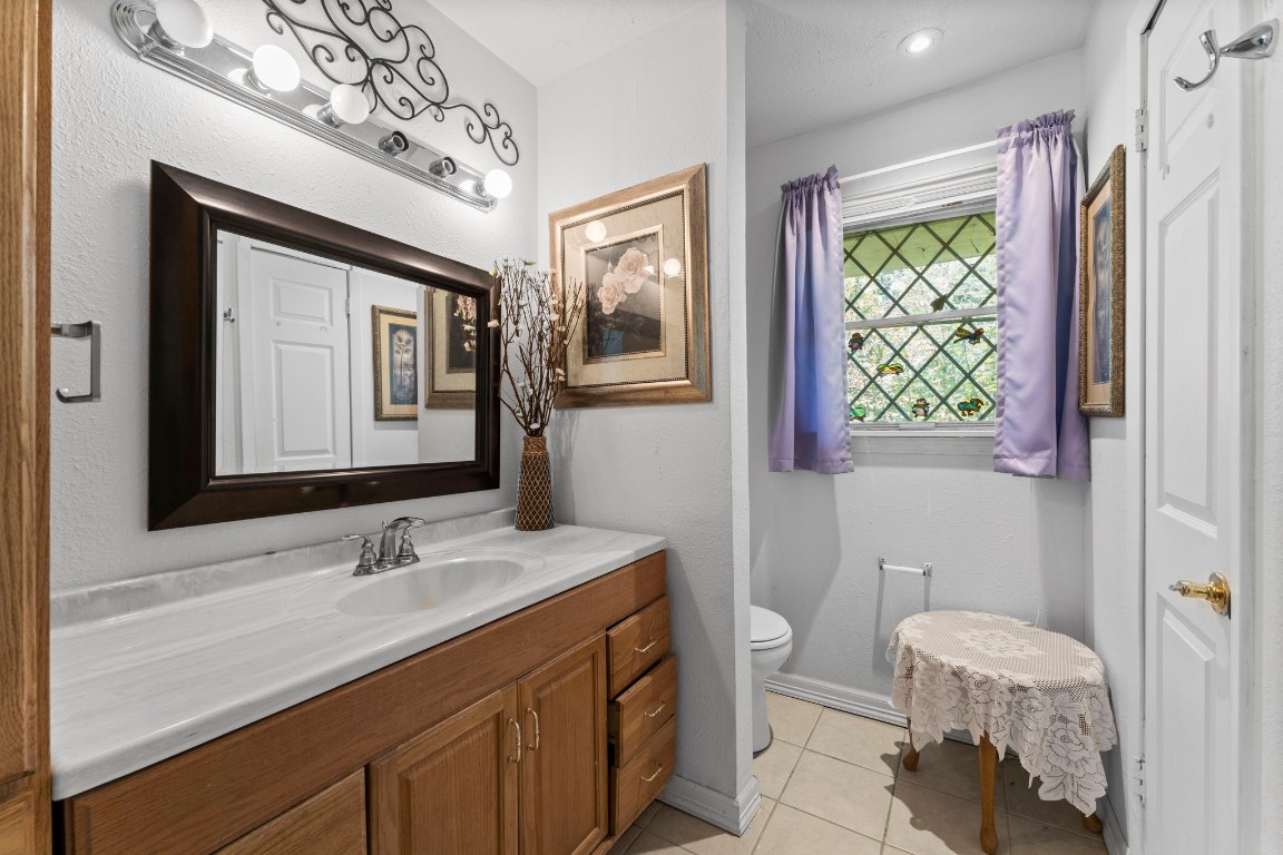 814 Isetta Lane Houston, TX 77060 - Photo 15 of 30 a bathroom with a double vanity sink and a mirror