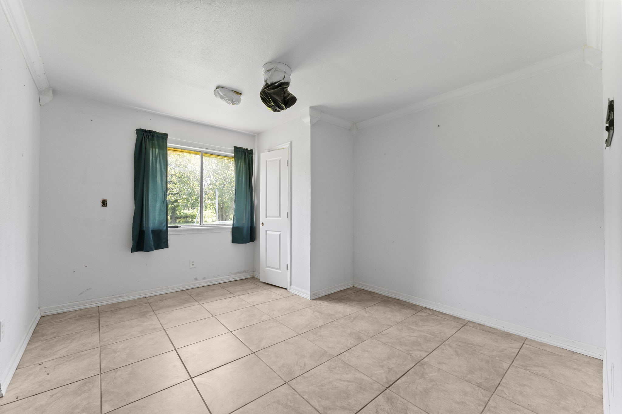 814 Isetta Lane Houston, TX 77060 - Photo 16 of 30 a view of an empty room with a window