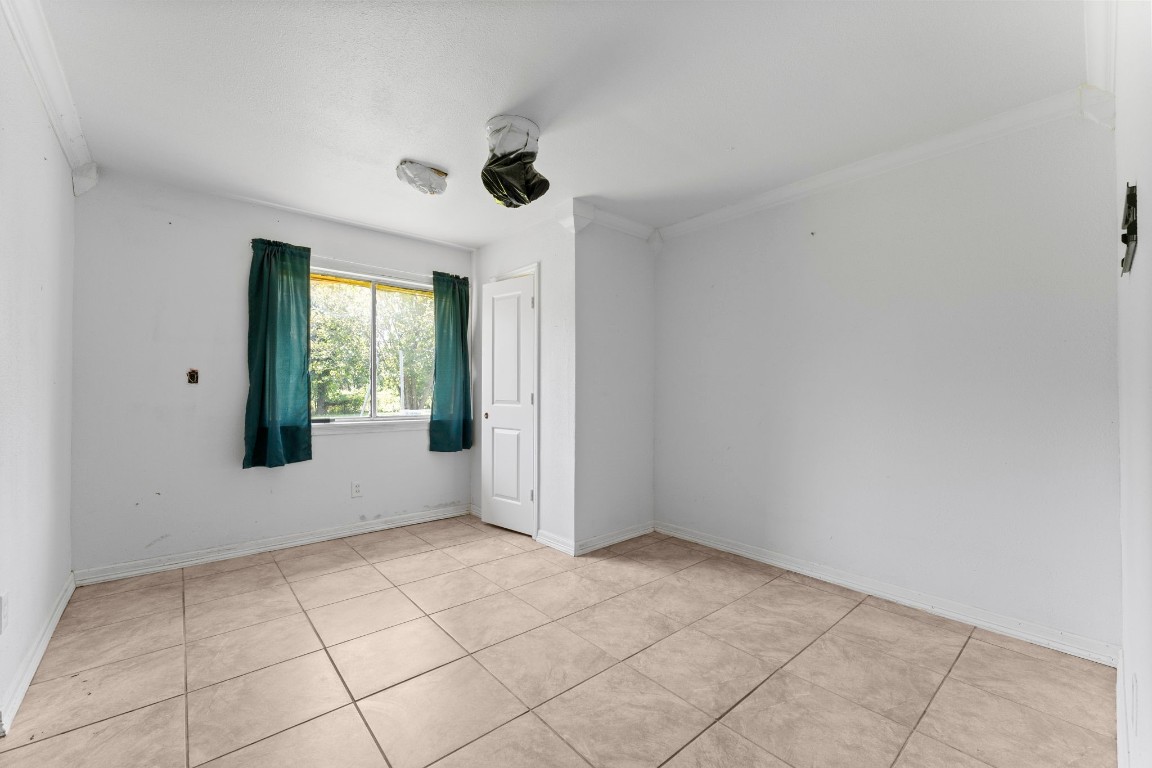 814 Isetta Lane Houston, TX 77060 - Photo 16 of 30 a view of an empty room with a window