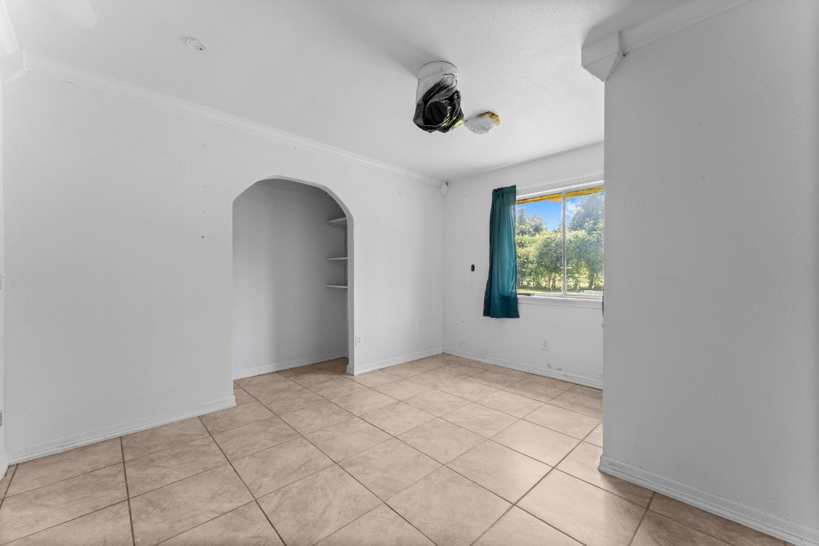 814 Isetta Lane Houston, TX 77060 - Photo 17 of 30 an empty room with windows