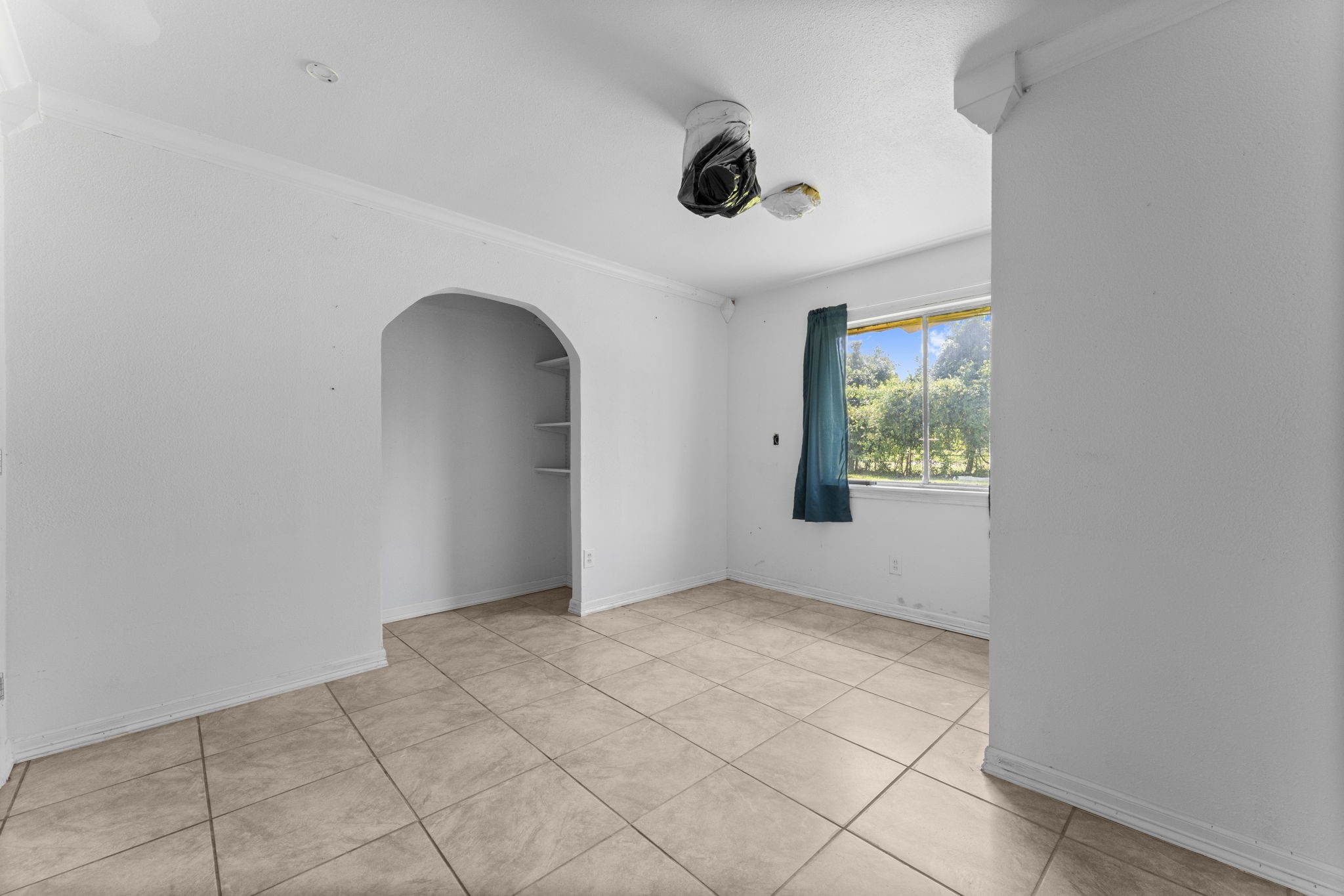 814 Isetta Lane Houston, TX 77060 - Photo 17 of 30 an empty room with windows