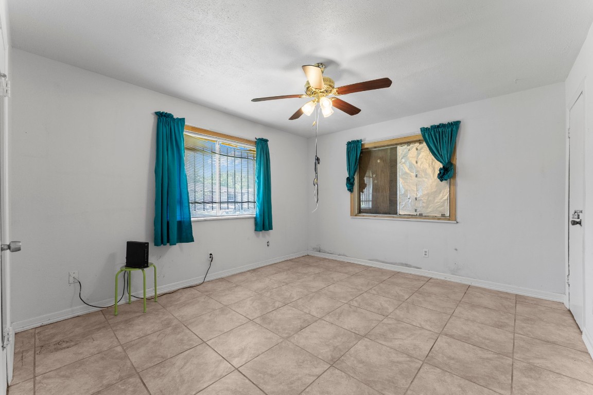 814 Isetta Lane Houston, TX 77060 - Photo 18 of 30 a view of an empty room with a window