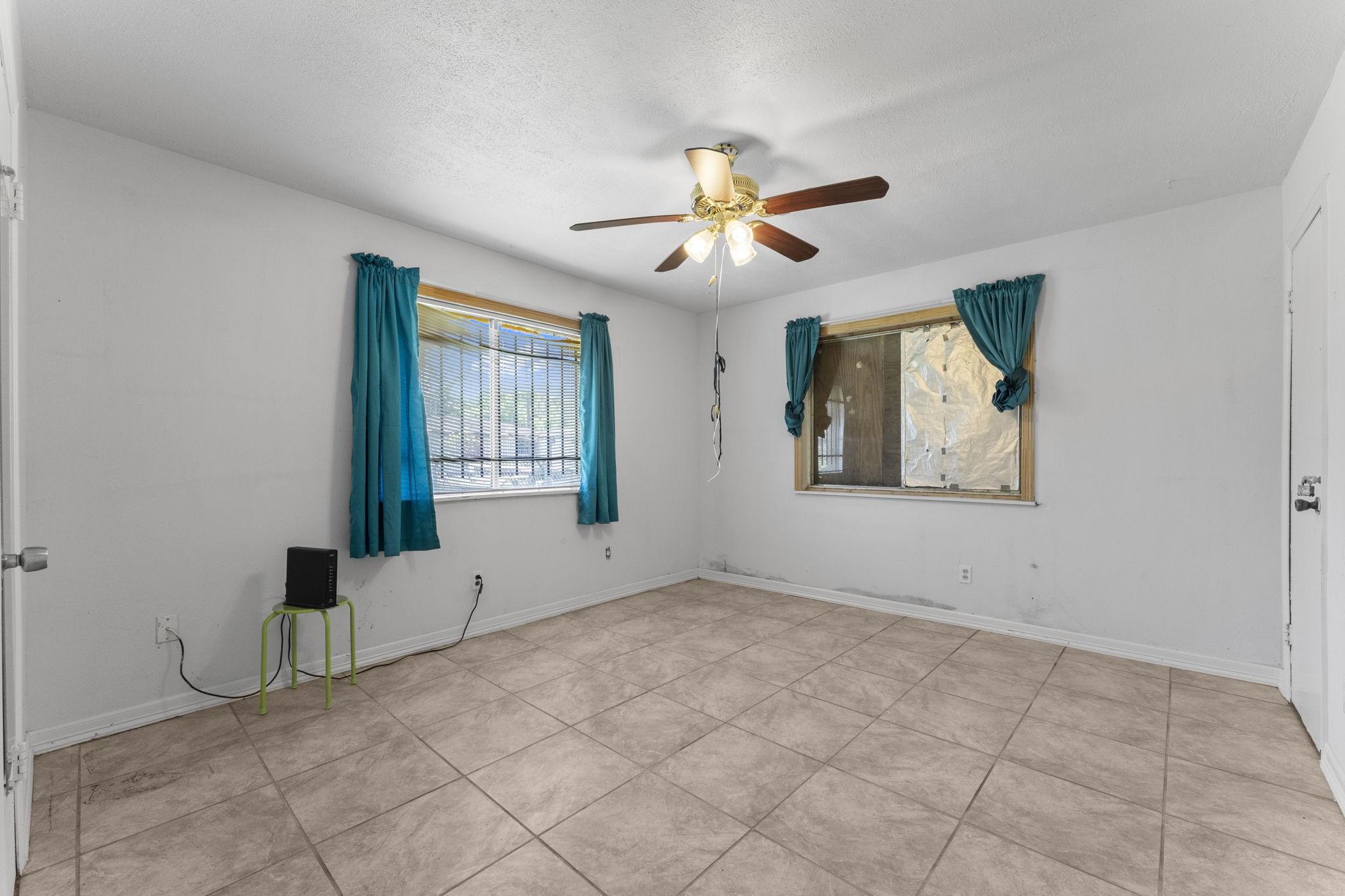 814 Isetta Lane Houston, TX 77060 - Photo 18 of 30 a view of an empty room with a window
