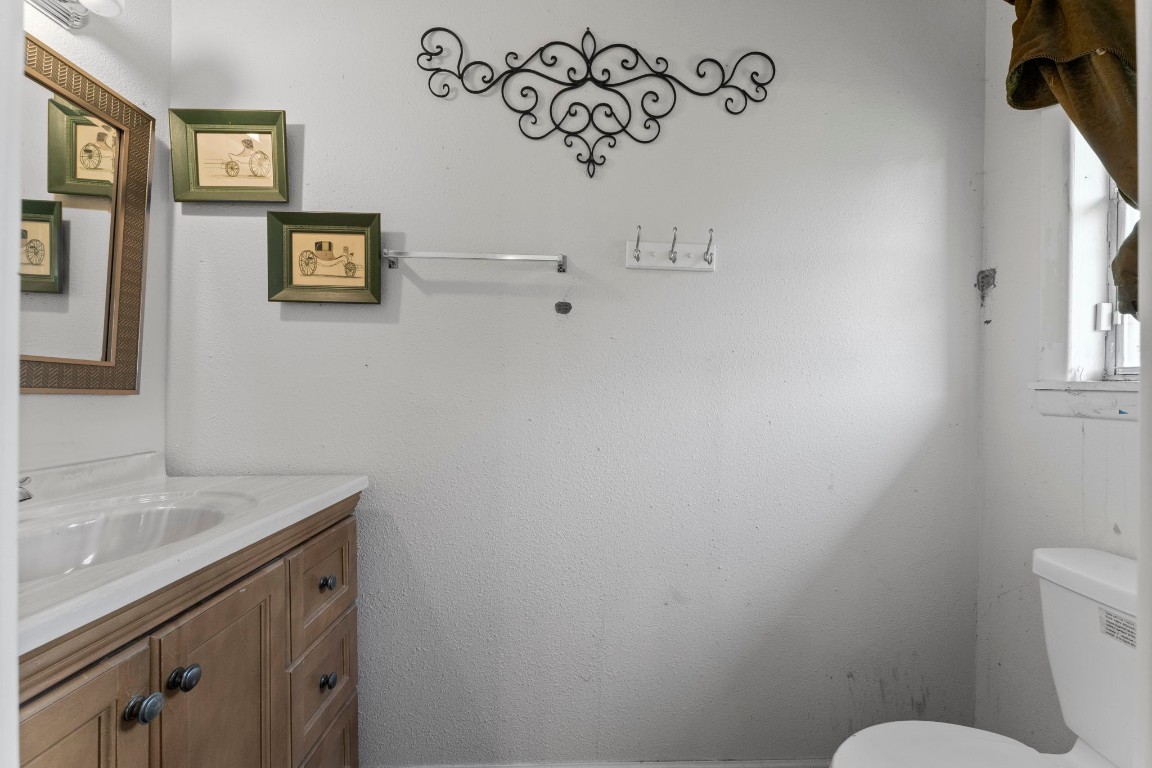 814 Isetta Lane Houston, TX 77060 - Photo 20 of 30 a bathroom with a toilet sink and mirror