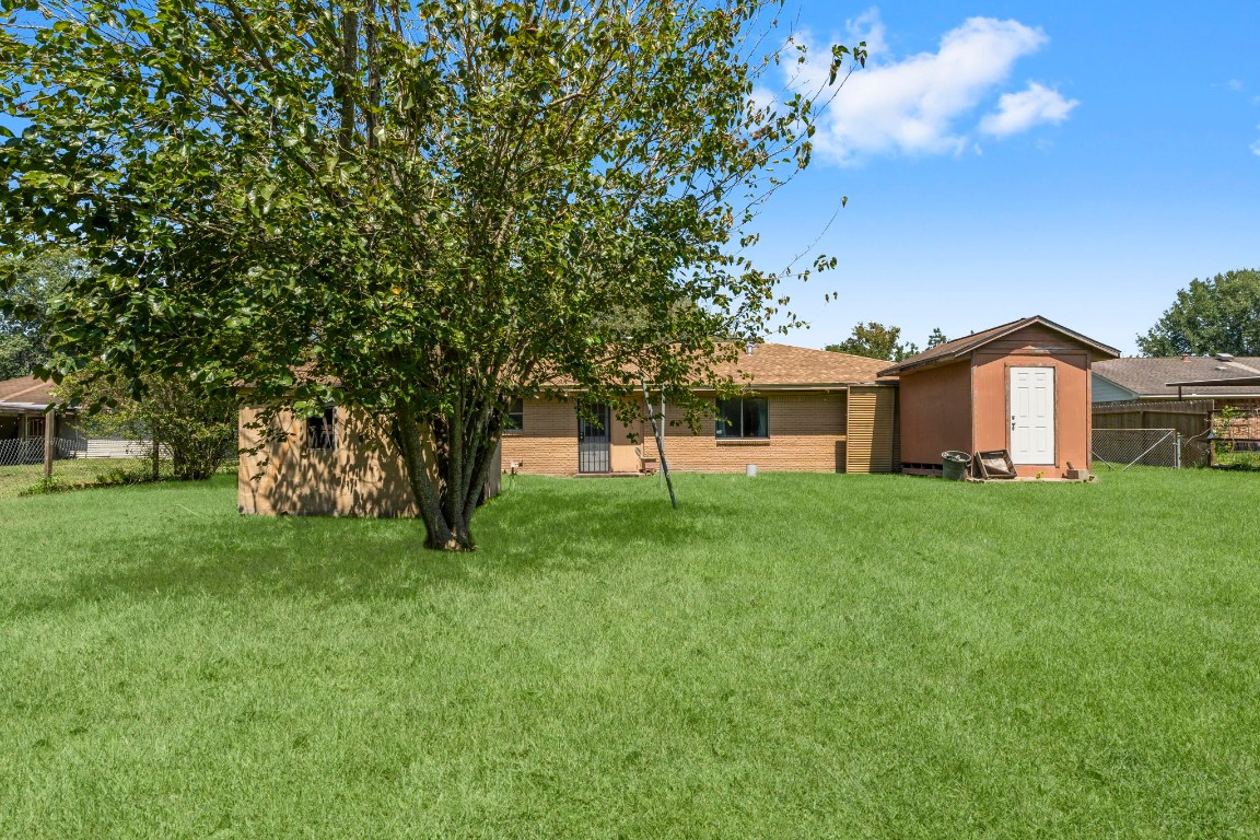 814 Isetta Lane Houston, TX 77060 - Photo 24 of 30 a front view of a house with a garden