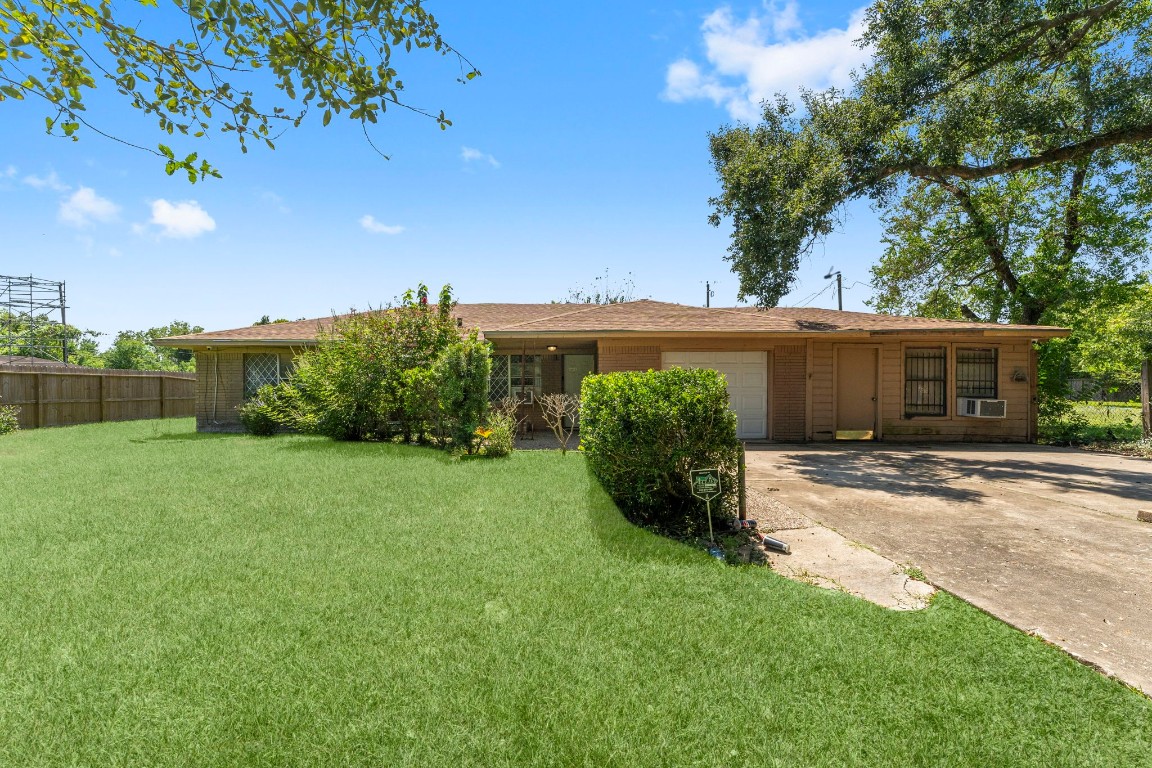 814 Isetta Lane Houston, TX 77060 - Photo 28 of 30 a view of a house with a yard and a garden