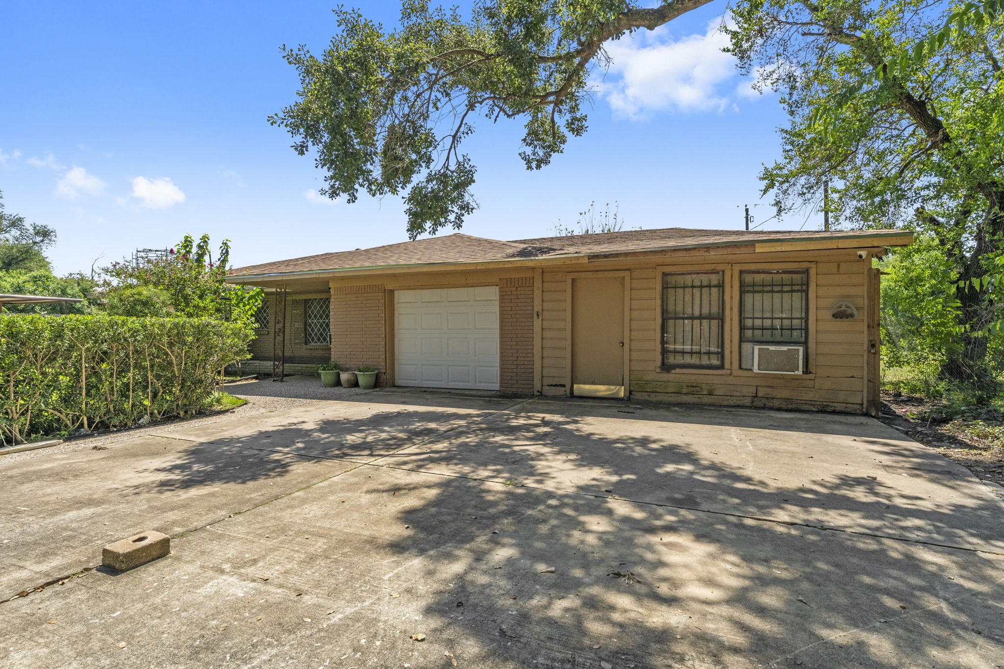814 Isetta Lane Houston, TX 77060 - Photo 29 of 30 a front view of a house with a yard and garage