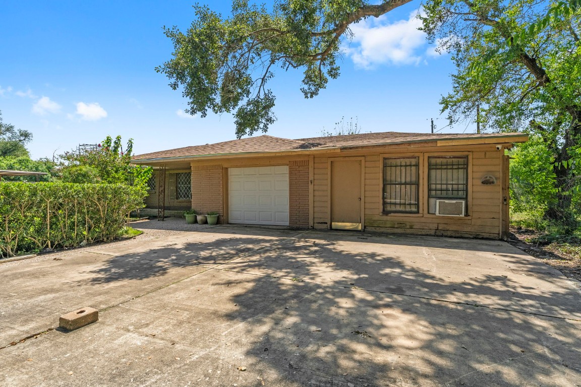 814 Isetta Lane Houston, TX 77060 - Photo 29 of 30 a front view of a house with a yard and garage