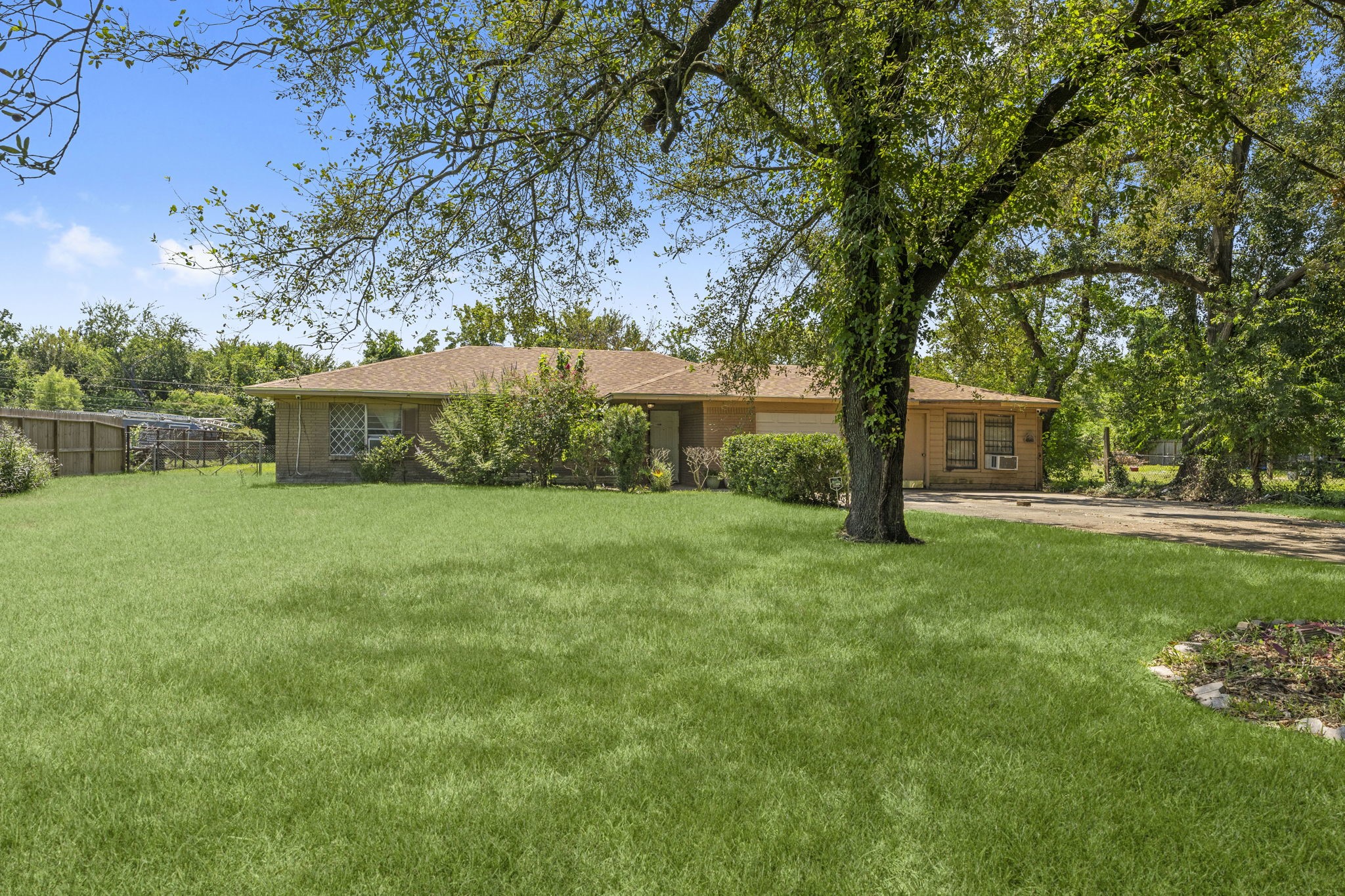 814 Isetta Lane Houston, TX 77060 - Photo 30 of 30 a view of a garden with a tree