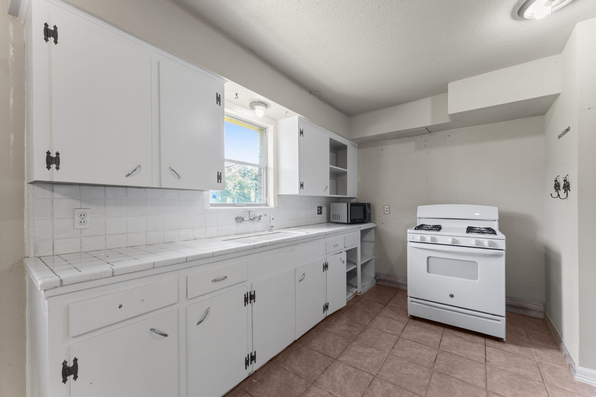 814 Isetta Lane Houston, TX 77060 - Photo 4 of 30 a kitchen with cabinets appliances a sink and a window